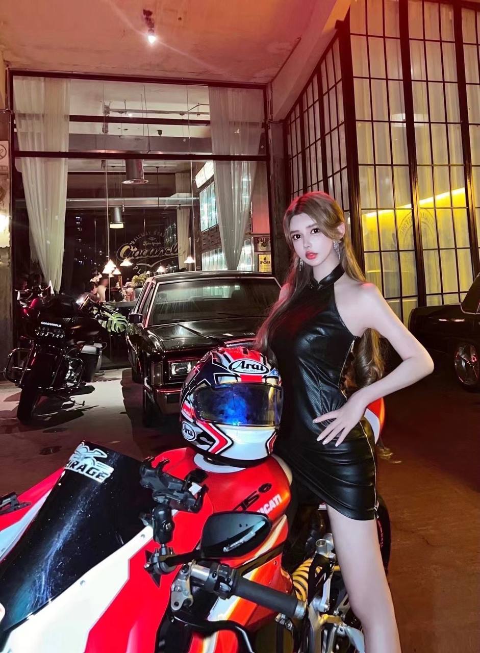 赛车女郎Belle