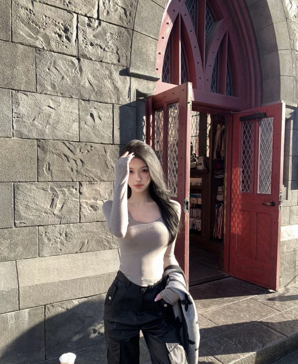 穿着大牌女友诗玟