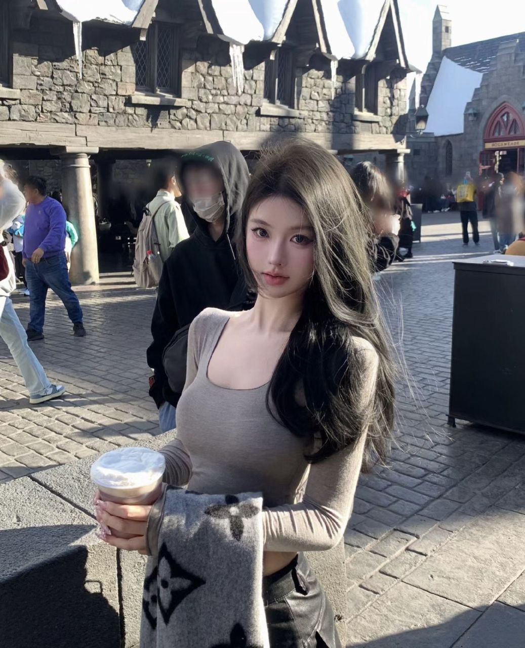 穿着大牌女友诗玟