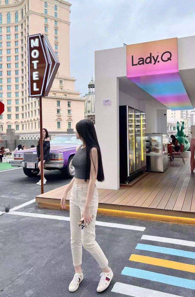 美术学院学生Tira