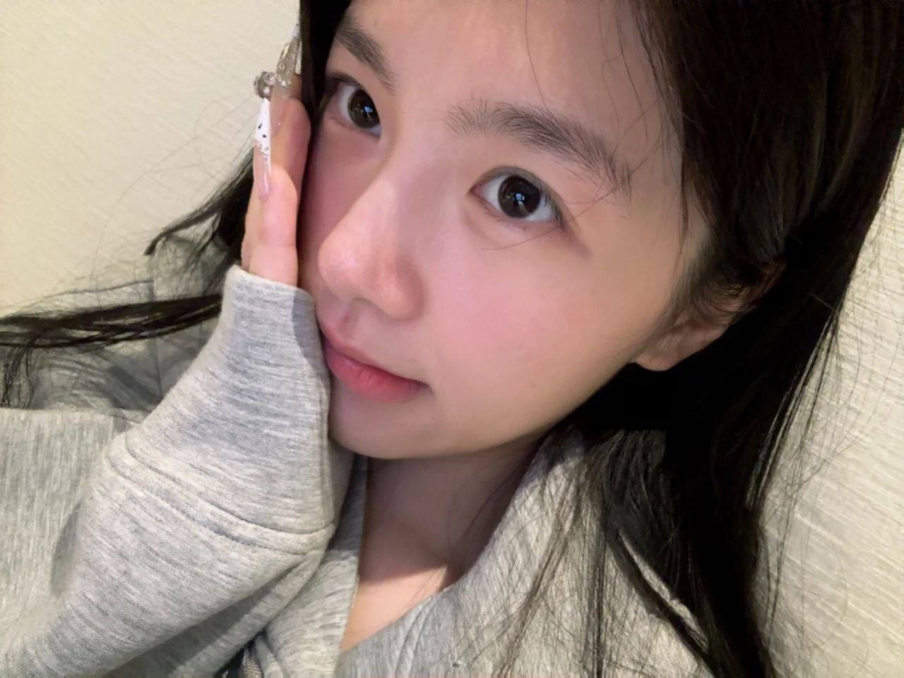 艺术学院新生Dovie