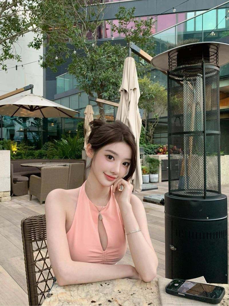 清纯性感并存Meova