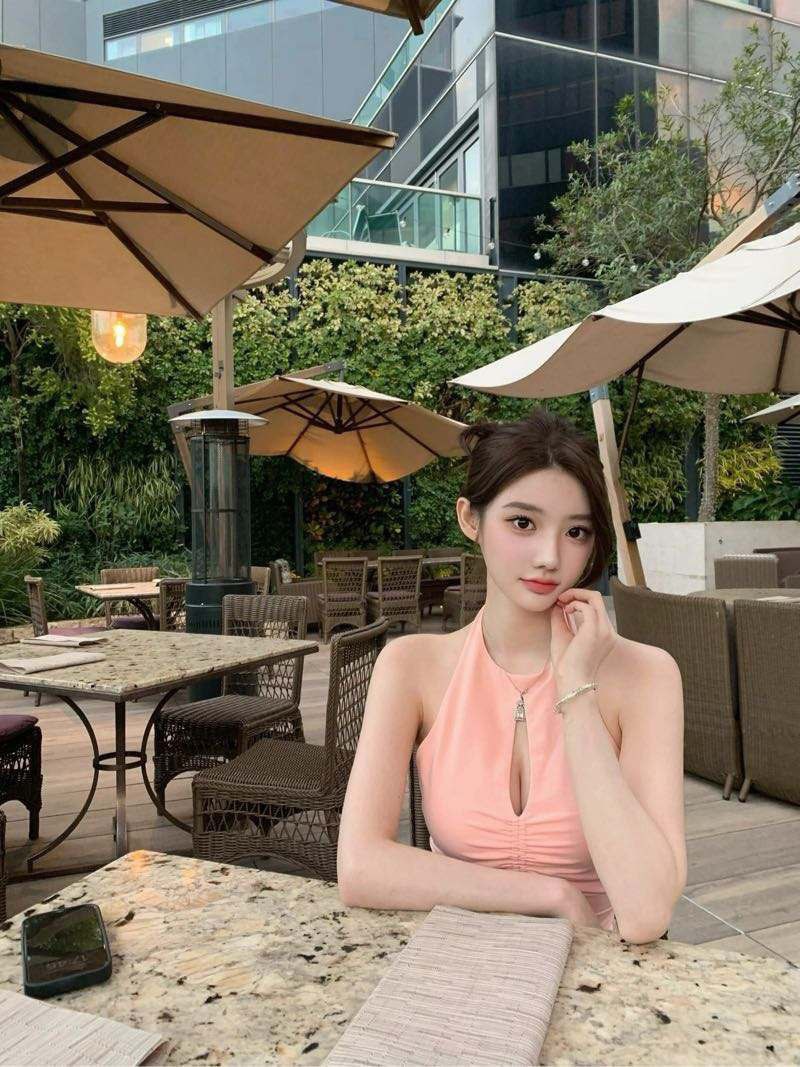 清纯性感并存Meova