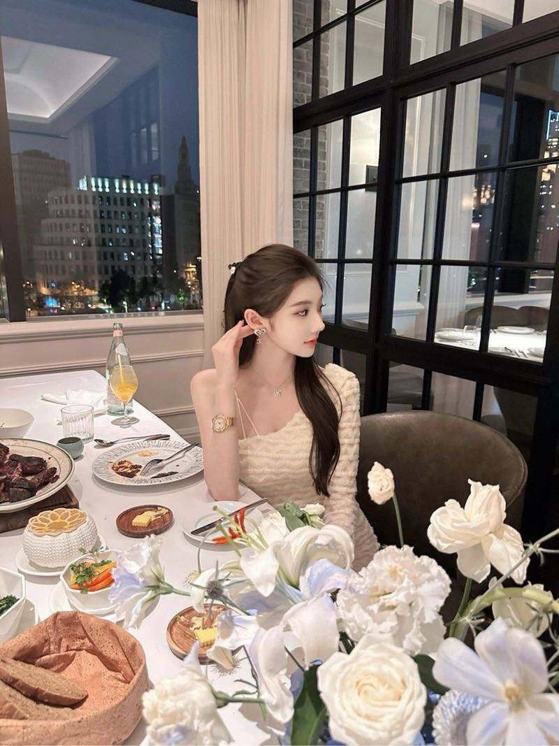 清纯性感并存Meova