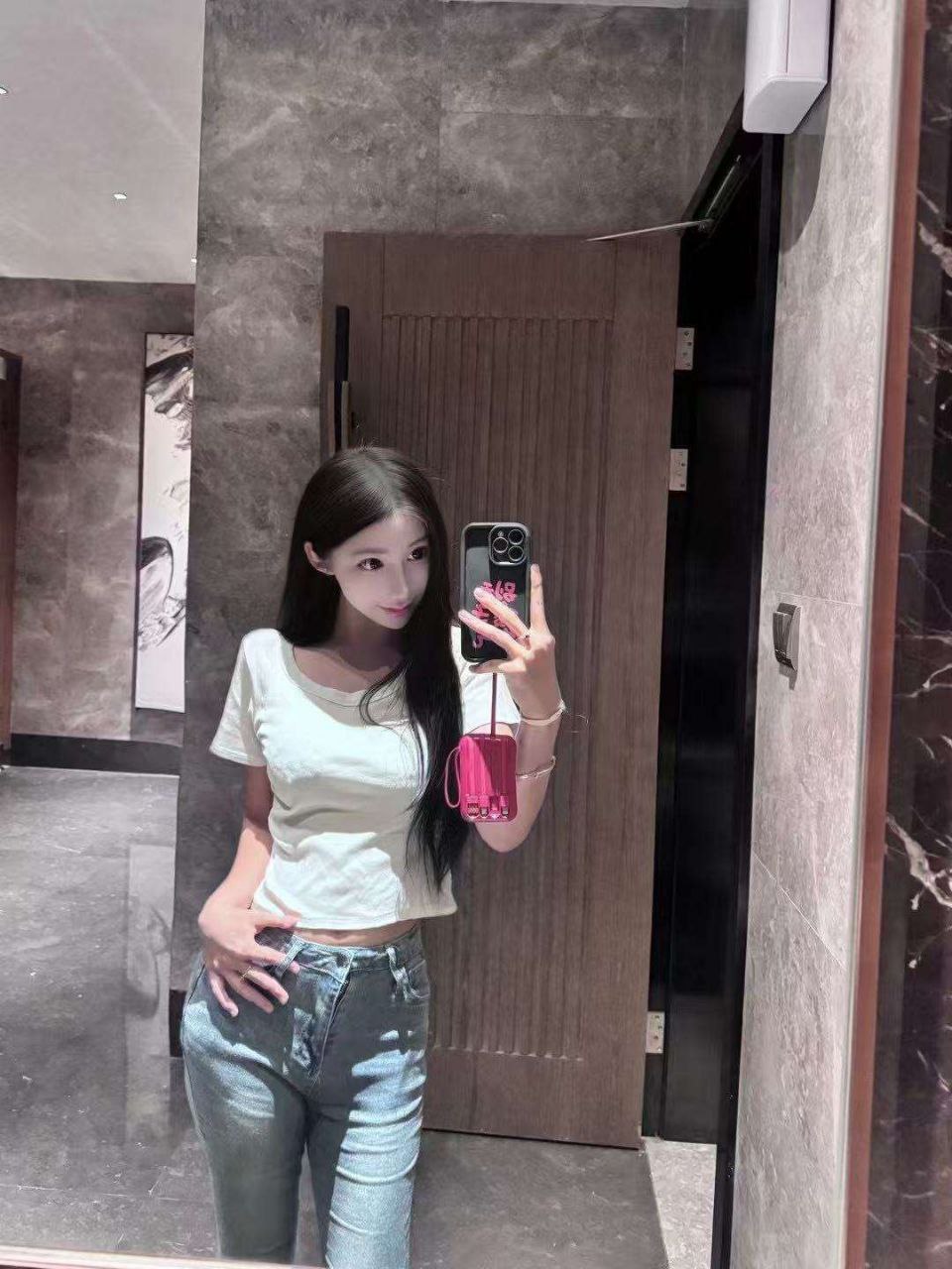 清纯性感并存Meova