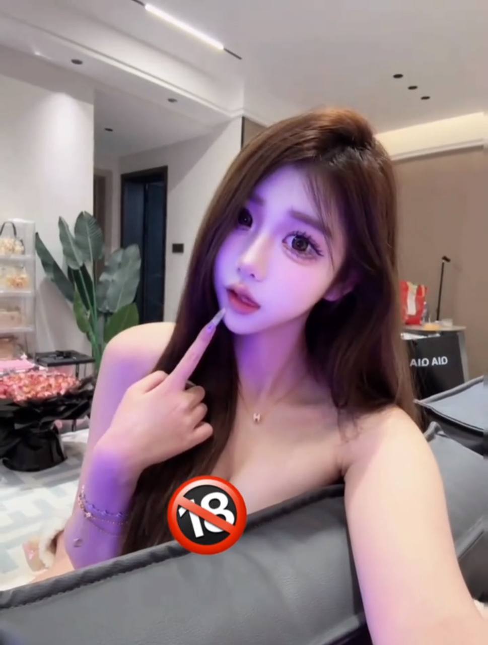 高辨识度美女Olira