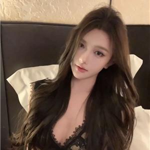 穿着大牌女友诗玟